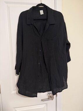 Women’s gauze fabric button down.